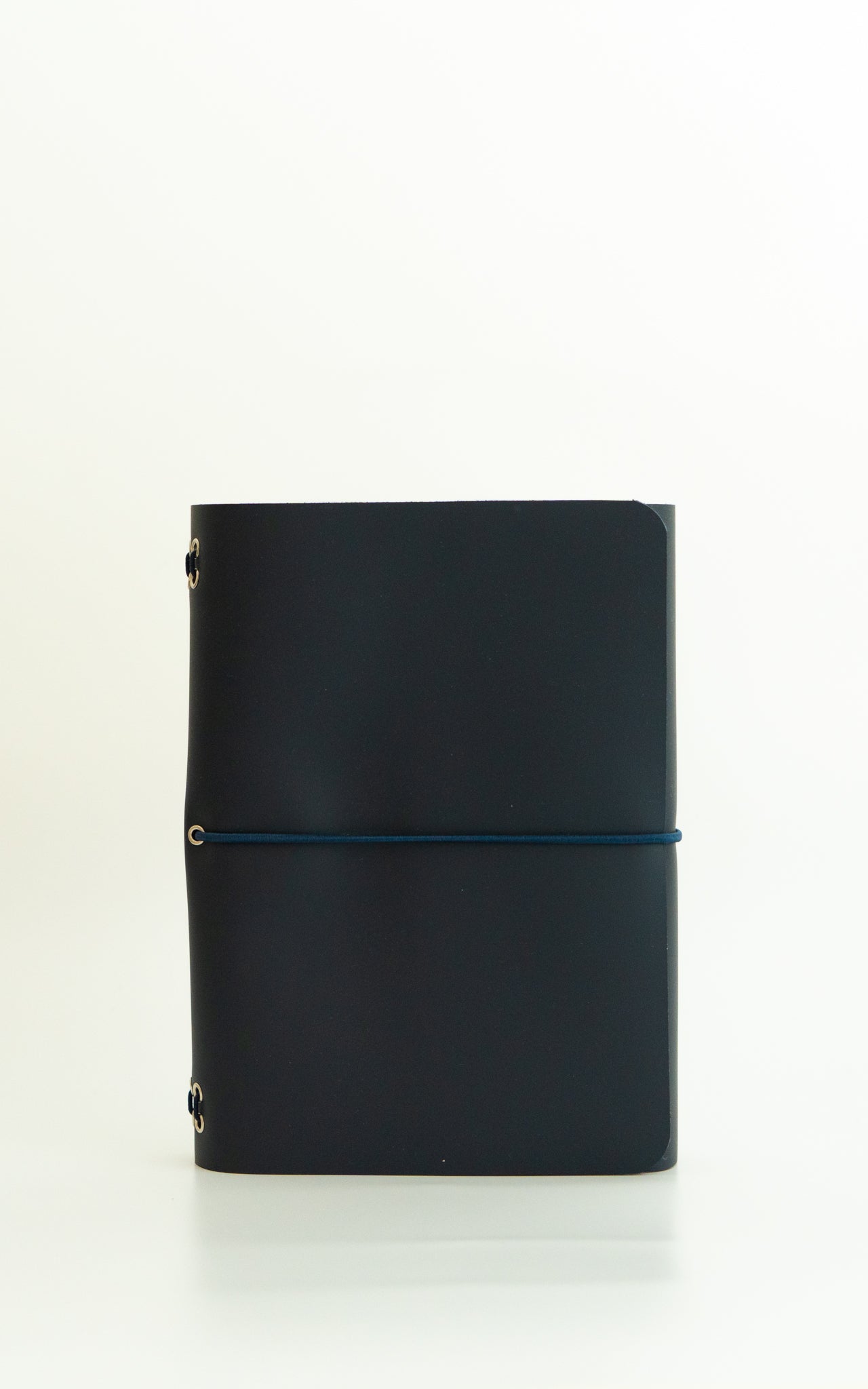 Classic Everbound (A5) – Funda de piel de diseño tríptico