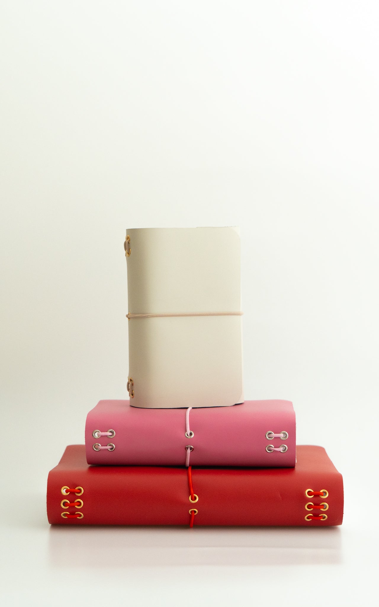 Sister Everbound (A6) - Funda de piel de diseño tríptico